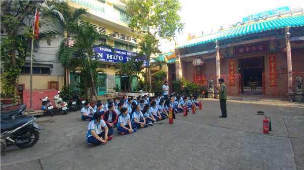 Tập huấn sử dụng bình chữa cháy cho học sinh_003_2017.jpg